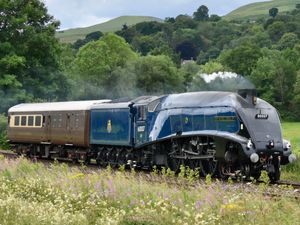 Supporting image for story: Watch as record-setting steam locomotive chuffs through Shropshire beauty spot