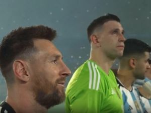 Supporting image for story: Aston Villa's Emi Martinez crowned world's best keeper