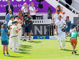 Supporting image for story: England's Stuart Broad honoured as he faces final day