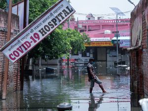 Supporting image for story: India coronavirus death toll passes 300,000