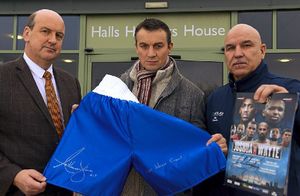 Richie Woodhall with Jeremy Lamond from Halls Auctioneers, head coach Mo Fiaz and the auction items
