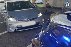 A taxi stopped due to the driver being on his phone