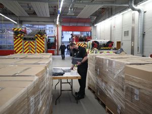 Supporting image for story: Door-to-door delivery of tests to find South African variant gets under way