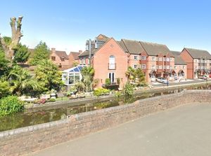 Supporting image for story: Woman dies after falling in canal in Stourport