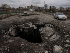 Supporting image for story: Russia may use incendiary white phosphorus in Mariupol, warns MoD