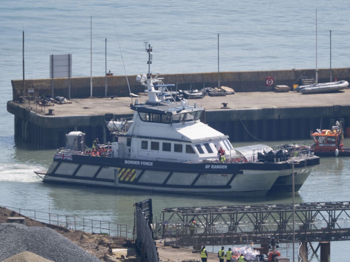 Channel crossings by migrants near 10,000 as warm spell begins