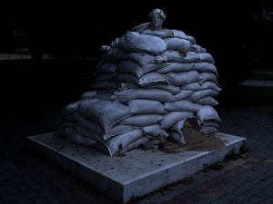 Supporting image for story: Ukrainian army to retreat from battered city to avoid encirclement