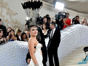 Supporting image for story: Florence Pugh debuts shaved head at her first ever Met Gala