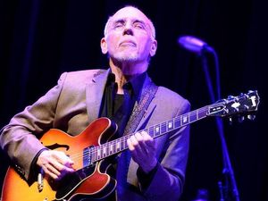 Supporting image for story: Guitar icon Larry Carlton to play Birmingham