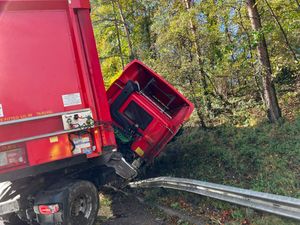 Supporting image for story: M5 motorway closed after lorry jack-knifes in crash