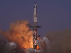 Supporting image for story: SpaceX Starship rocket tumbles out of control and breaks apart