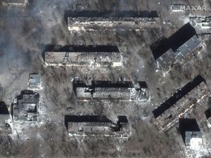 Supporting image for story: Satellite imagery reveals scale of destruction to Ukrainian city of Mariupol