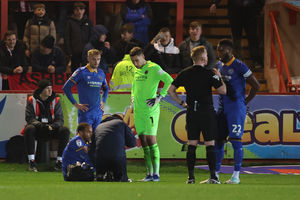 Elliott Bennett of Shrewsbury Town leaves the game injured (AMA)