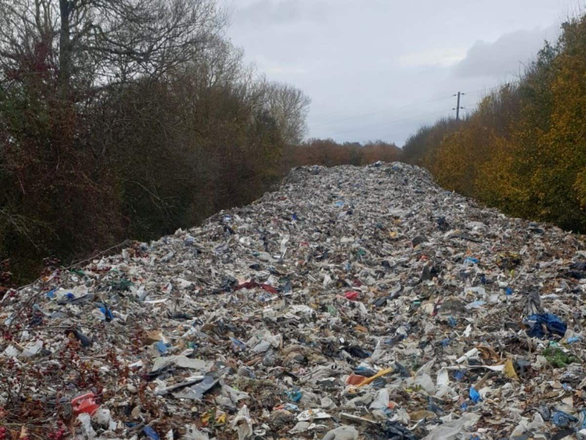 Government encouraged to give order to clean up &lsquo;obscene&rsquo; illegal rubbish dump