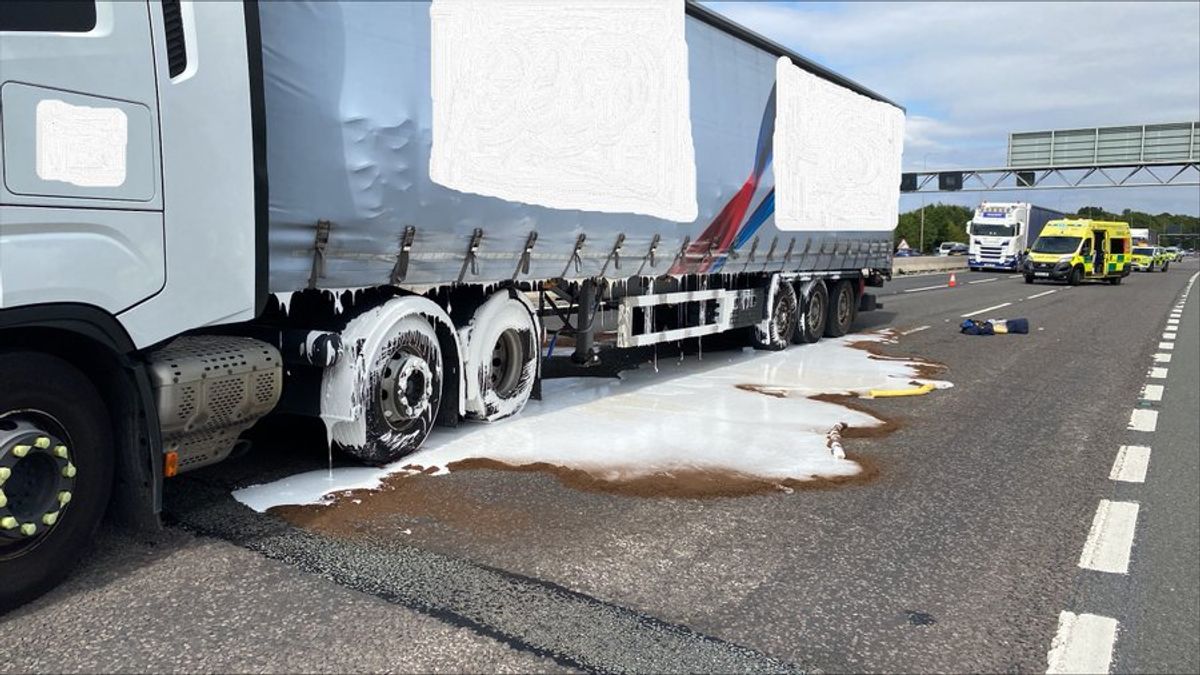 Bank holiday weekend chaos begins as lorry crash and paint spill close M42 lanes
