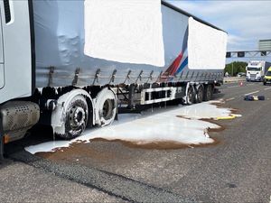 Supporting image for story: Bank holiday weekend chaos begins as lorry crash and paint spill close M42 lanes