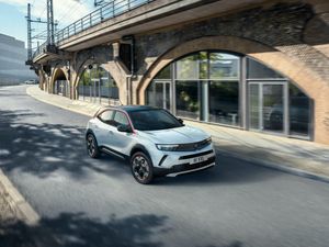 Supporting image for story: Petrol and diesel Vauxhall Mokka variants detailed