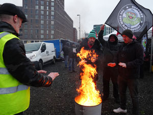 Supporting image for story: Agency workers covering for Birmingham bin strikers join picket lines