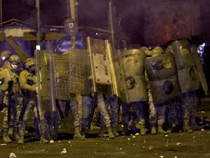 Supporting image for story: Protests amid Lebanon lockdown leave one dead and 220 injured