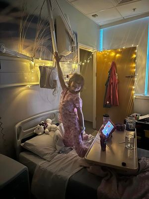 Dulcie gives a thumbs up as she goes into isolation. Picture: Debbie O'Kelly