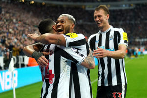 Newcastle United's Miguel Almiron (left) celebrates scoring their side's fourth goal of the game with team-mates during the Premier League match at St. James' Park, Newcastle. Picture date: Saturday October 29, 2022. PA Photo. See PA story SOCCER Newcastle. Photo credit should read: Owen Humphreys/PA Wire...RESTRICTIONS: EDITORIAL USE ONLY No use with unauthorised audio, video, data, fixture lists, club/league logos or "live" services. Online in-match use limited to 120 images, no video emulation. No use in betting, games or single club/league/player publications..