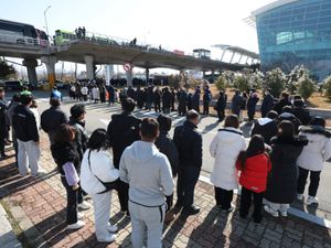 Supporting image for story: Families of South Korean plane crash victims visit site for memorial service