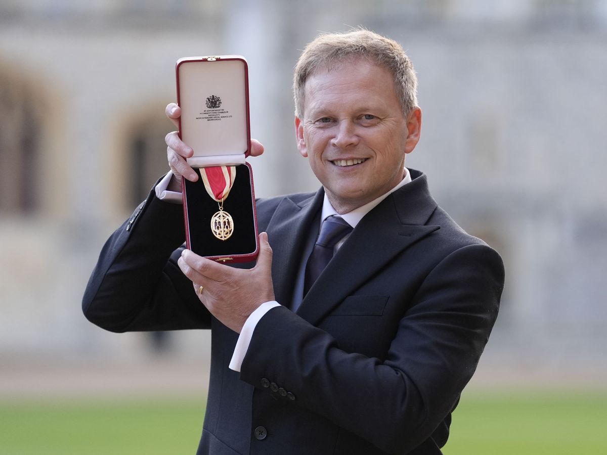 Sir Grant Shapps criticises &lsquo;catastrophic&rsquo; budget after receiving knighthood