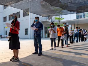 Supporting image for story: China aims to vaccinate entire city in five days after Covid outbreak