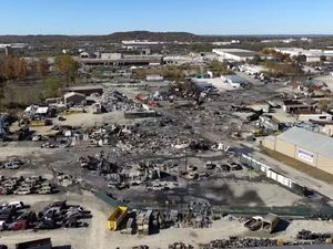 Supporting image for story: UPS and FedEx grounding MD-11 planes following deadly Kentucky crash