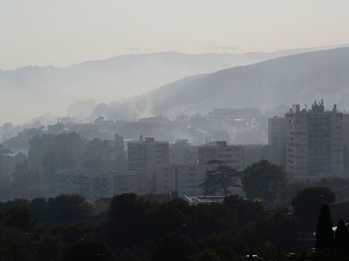 Wildfire that reached Marseilles pushed back but not extinguished