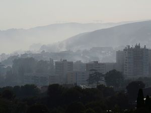Supporting image for story: Wildfire that reached Marseilles pushed back but not extinguished