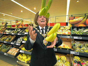 Supporting image for story: Video: Dudley Mayor goes bananas
