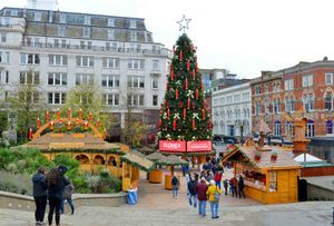 The new tree dominating the Frankfurt Christmas Market 
