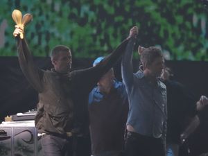 Supporting image for story: Oasis thank their fans as they close their first gig together in 16 years