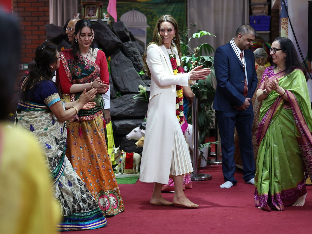Kate joins Hindu worshippers in dance during visit to temple