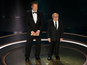 Supporting image for story: Twins stars and Batman villains Schwarzenegger and DeVito reunite at Oscars