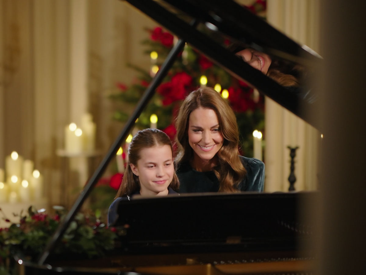 Kate and Charlotte perform together on the piano for royal carol concert