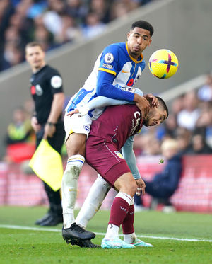 Brighton and Hove Albion's Levi Colwill (left) and Aston Villa's Emiliano Buendia battle for the ball during the Premier League match at the American Express Community Stadium, Brighton. Picture date: Sunday November 13, 2022. PA Photo. See PA story SOCCER Brighton. Photo credit should read: John Walton/PA Wire...RESTRICTIONS: EDITORIAL USE ONLY No use with unauthorised audio, video, data, fixture lists, club/league logos or "live" services. Online in-match use limited to 120 images, no video emulation. No use in betting, games or single club/league/player publications..