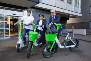 Tom Newham (Senior Manager of Public Affairs, Lime UK&I), Beccy Marston (West Midlands Active Travel Commissioner) and Richard Parker (Mayor of the West Midlands) mark the launch of LimeBike in the West Midlands