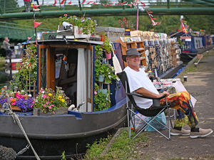 Supporting image for story: Families flock to Brownhills to celebrate the best of canal life and its culture