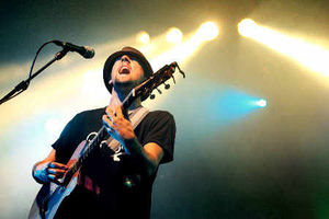 Supporting image for story: Mraz gets intimate for Midland fans