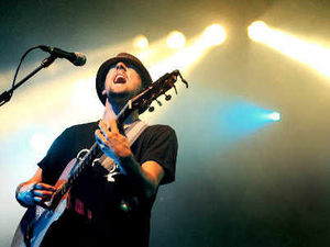 Supporting image for story: Mraz gets intimate for Midland fans